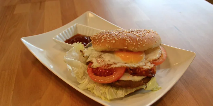 Hamburger s pivom / nealkom alebo s darčekom v Trenčíne