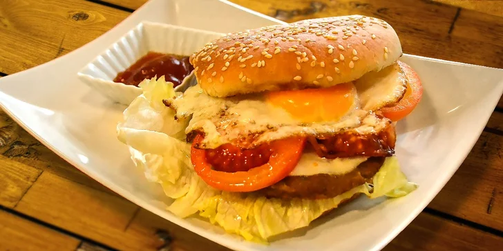 Hamburger s pivom / nealkom alebo s darčekom v Trenčíne