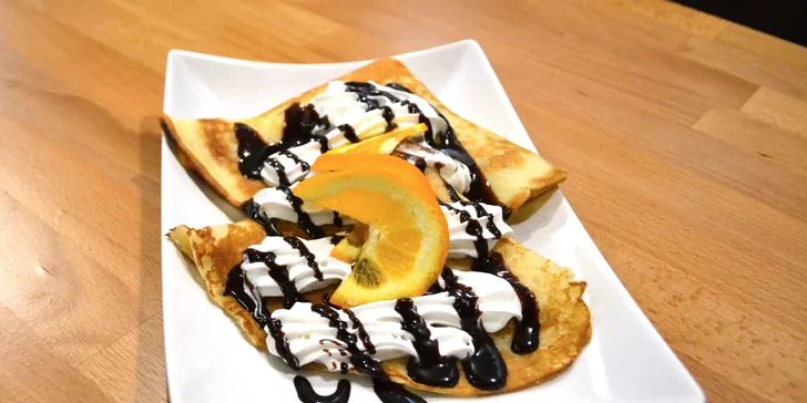 Domáce palacinky so šľahačkou, ovocím a čokoládou. Aj pre dvoch s darčekom!