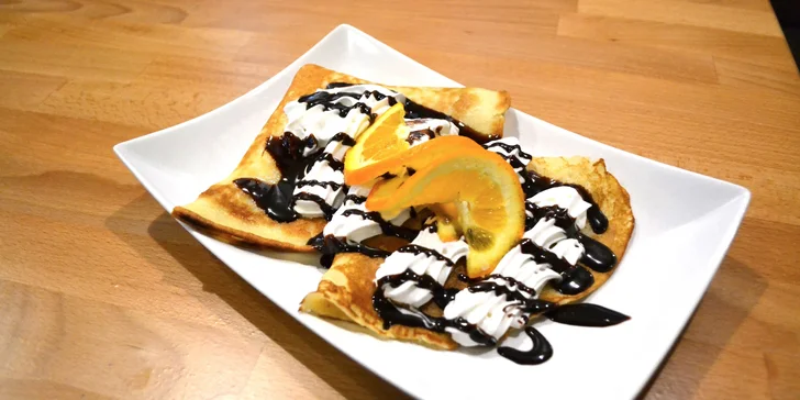 Domáce palacinky so šľahačkou, ovocím a čokoládou. Aj pre dvoch s darčekom!