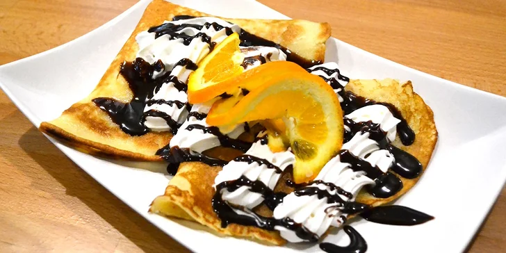 Domáce palacinky so šľahačkou, ovocím a čokoládou. Aj pre dvoch s darčekom!
