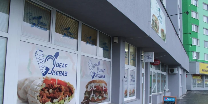 Kebab v žemli alebo v tortille + nápoj. Najväčší kebab v meste robia nepočujúci!