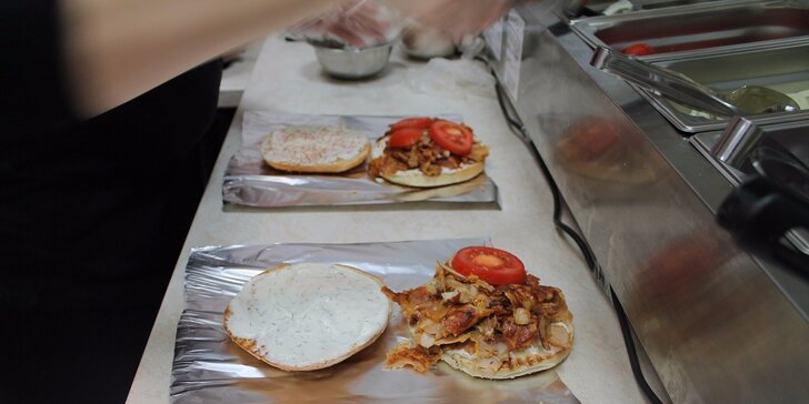 Kebab v žemli alebo v tortille + nápoj. Najväčší kebab v meste robia nepočujúci!