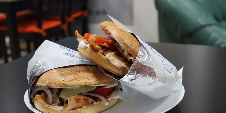 Kebab v žemli alebo v tortille + nápoj. Najväčší kebab v meste robia nepočujúci!