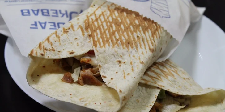 Kebab v žemli alebo v tortille + nápoj. Najväčší kebab v meste robia nepočujúci!