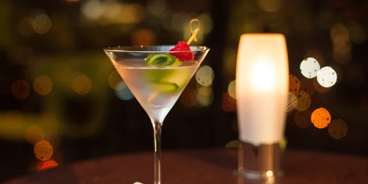 Miešané drinky v Outlook Bar & Lounge s panoramatickým výhľadom na mesto