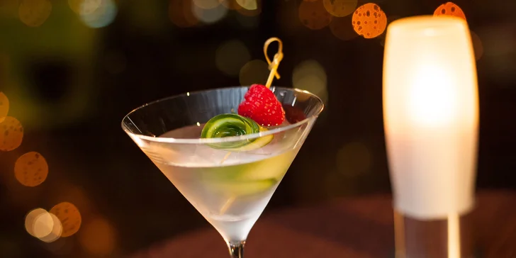 Miešané drinky v Outlook Bar & Lounge s panoramatickým výhľadom na mesto