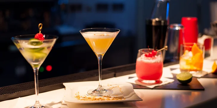 Miešané drinky v Outlook Bar & Lounge s panoramatickým výhľadom na mesto