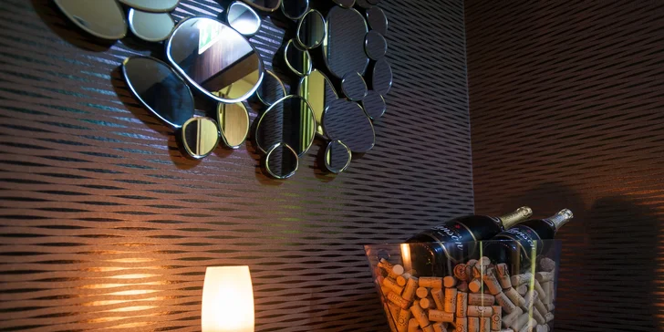 Miešané drinky v Outlook Bar & Lounge s panoramatickým výhľadom na mesto