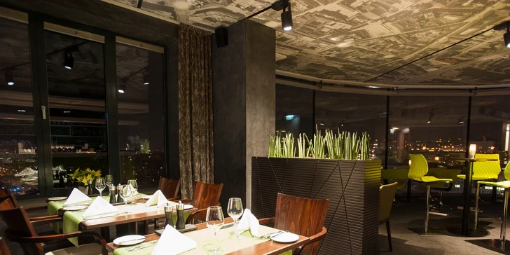 Miešané drinky v Outlook Bar & Lounge s panoramatickým výhľadom na mesto