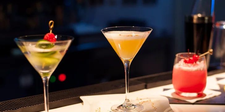 Miešané drinky v Outlook Bar & Lounge s panoramatickým výhľadom na mesto
