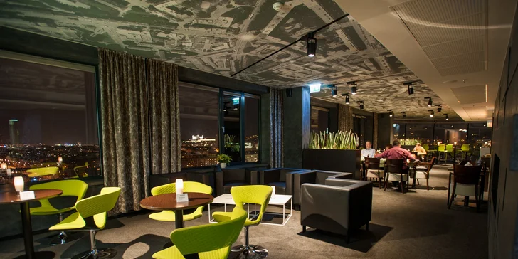 Miešané drinky v Outlook Bar & Lounge s panoramatickým výhľadom na mesto