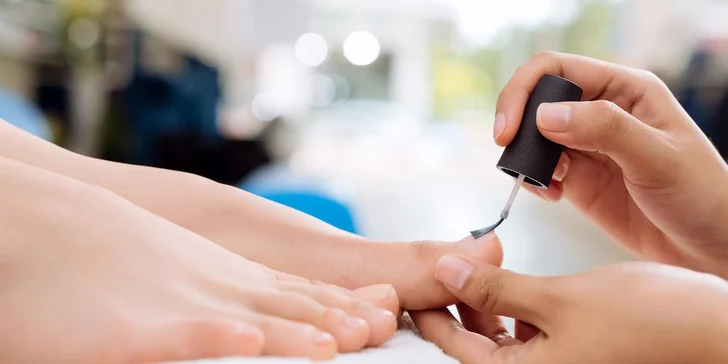 Klasická manikúra a relaxačná masáž rúk či klasická pedikúra