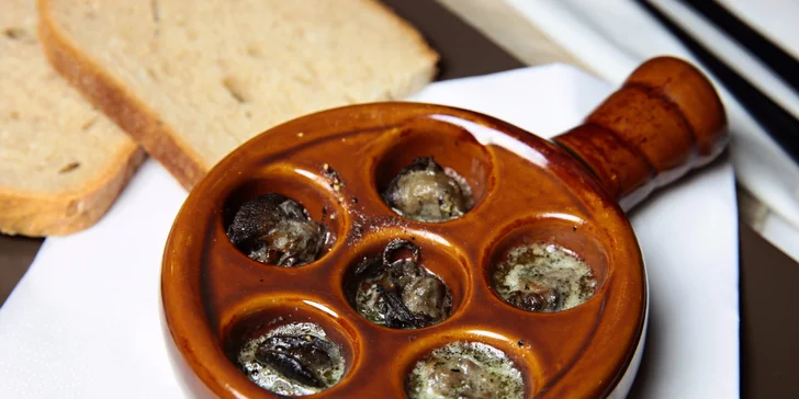 Slimáky s bylinkovým maslom a parmezánom