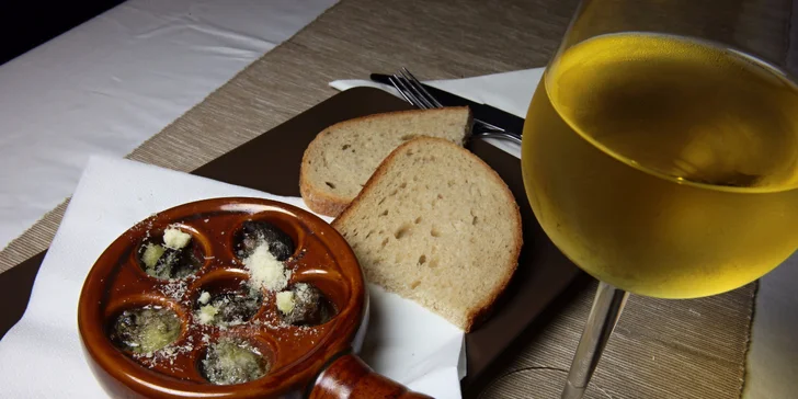Slimáky s bylinkovým maslom a parmezánom