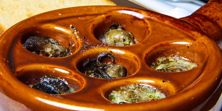 Slimáky s bylinkovým maslom a parmezánom