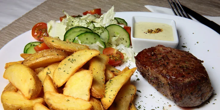 Hovädzí steak zo sviečkovice U Sokola s prílohou a omáčkou podľa výberu