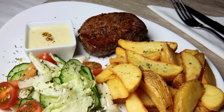 Hovädzí steak zo sviečkovice U Sokola s prílohou a omáčkou podľa výberu