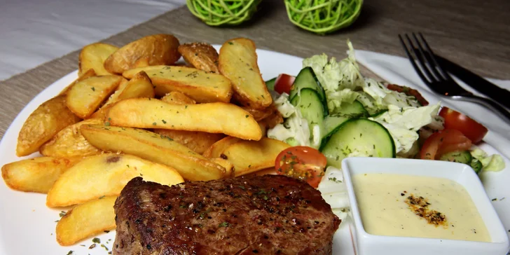 Hovädzí steak zo sviečkovice U Sokola s prílohou a omáčkou podľa výberu