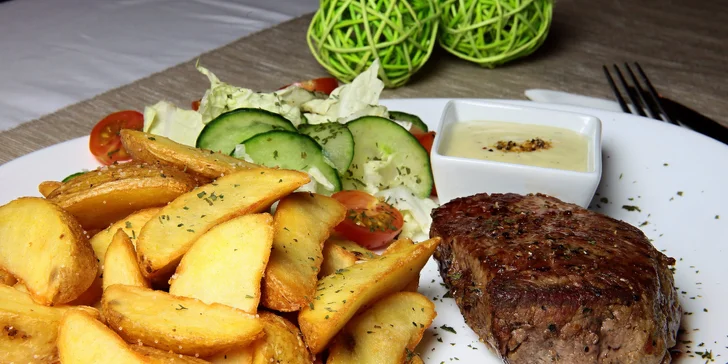 Hovädzí steak zo sviečkovice U Sokola s prílohou a omáčkou podľa výberu