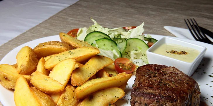 Hovädzí steak zo sviečkovice U Sokola s prílohou a omáčkou podľa výberu