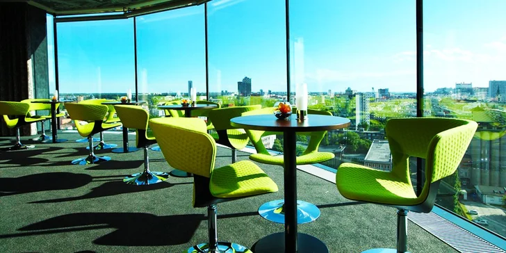 Miešané drinky v Outlook Bar & Lounge s panoramatickým výhľadom na mesto