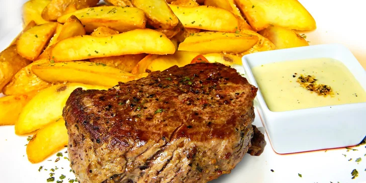 Hovädzí steak zo sviečkovice U Sokola s prílohou a omáčkou podľa výberu