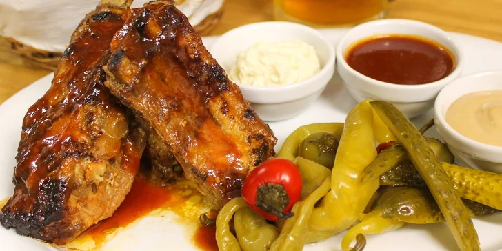 Pečené marinované rebierka s oblohou a čerstvým chlebom + pivo