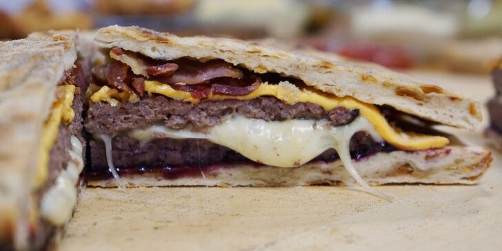 Obrovský burger JURO so 400 g hovädzím mäsom, parenicou, slaninou, čedarom a čučoriedkovou omáčkou v oškvarkovom pizza korpuse
