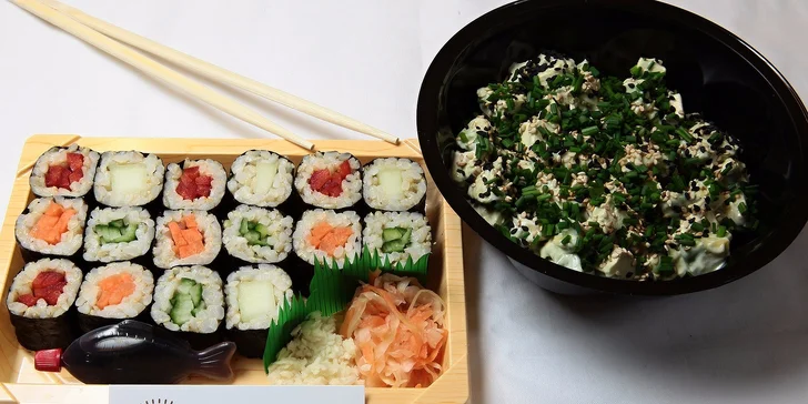 Vegetariánsko-vegánske sushi a šalát s avokádom a tofu