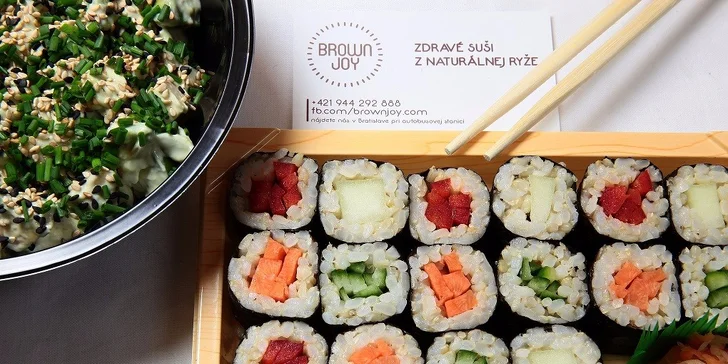 Vegetariánsko-vegánske sushi a šalát s avokádom a tofu