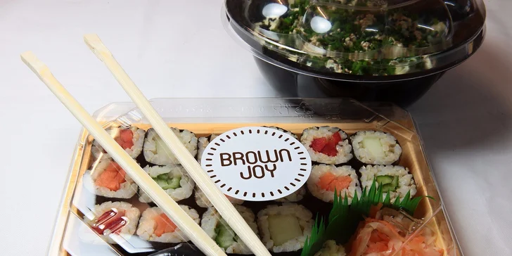 Vegetariánsko-vegánske sushi a šalát s avokádom a tofu