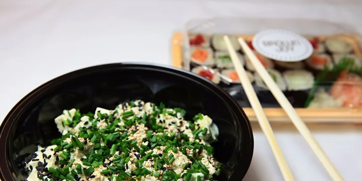 Vegetariánsko-vegánske sushi a šalát s avokádom a tofu