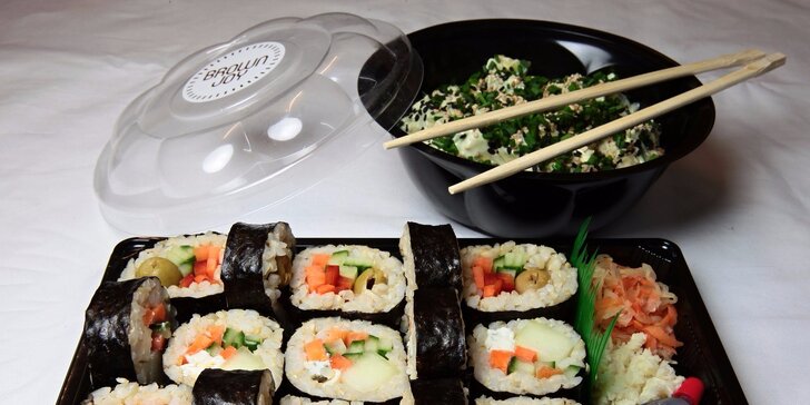 Vegetariánsko-vegánske sushi a šalát s avokádom a tofu