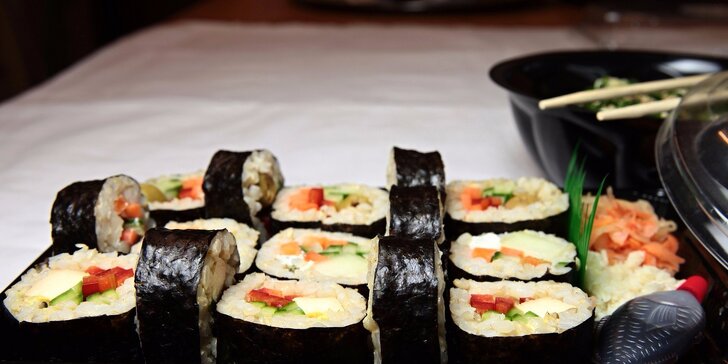 Vegetariánsko-vegánske sushi a šalát s avokádom a tofu