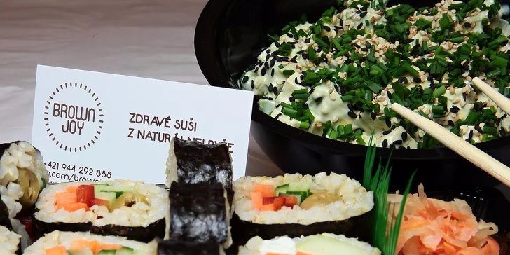 Vegetariánsko-vegánske sushi a šalát s avokádom a tofu