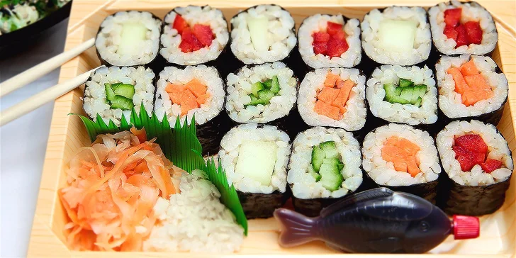 Vegetariánsko-vegánske sushi a šalát s avokádom a tofu