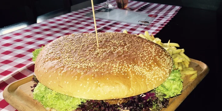 XXL hamburger pre hladných obrov - až 1,5 kila!