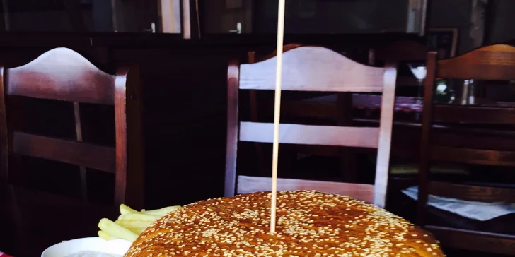 XXL hamburger pre hladných obrov - až 1,5 kila!