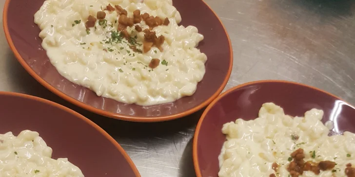 Pravé slovenské bryndzové halušky so slaninkou a kyslým mliekom pre 2 osoby