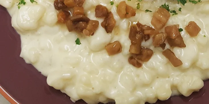 Pravé slovenské bryndzové halušky so slaninkou a kyslým mliekom pre 2 osoby