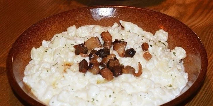 Pravé slovenské bryndzové halušky so slaninkou a kyslým mliekom pre 2 osoby