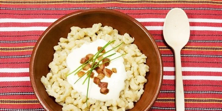 Pravé slovenské bryndzové halušky so slaninkou a kyslým mliekom pre 2 osoby