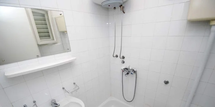 Letná pohoda v letovisku Makarska Riviéra s polpenziou