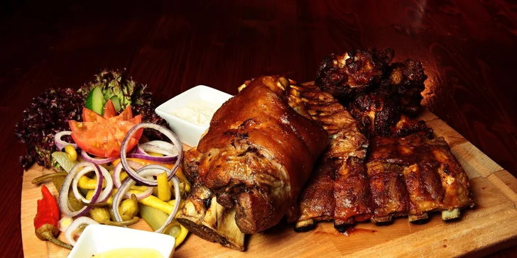 Milovníci mäsa, spojte sa! Pečené rebierka alebo 1300 g pochúťok na doske!