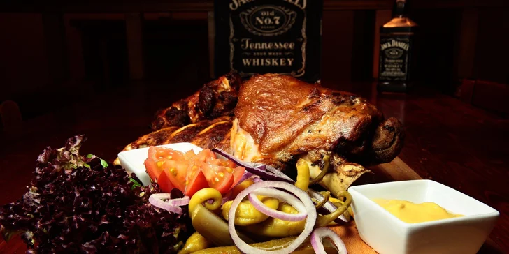 Milovníci mäsa, spojte sa! Pečené rebierka alebo 1300 g pochúťok na doske!