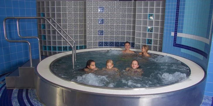 Vstup do wellness! Fínska sauna a whirlpool bazén!