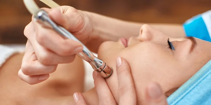Piesková mikrodermabrázia s ošetrením biostimulačným laserom alebo chemický peeling ovocnými kyselinami