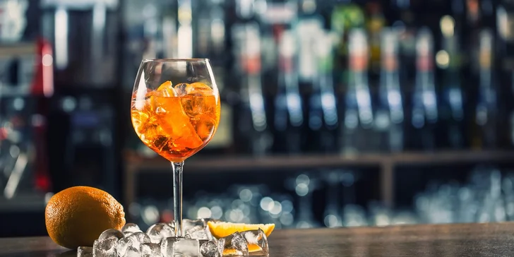 Svieže miešané alko a nealko drinky s čerstvým ovocím