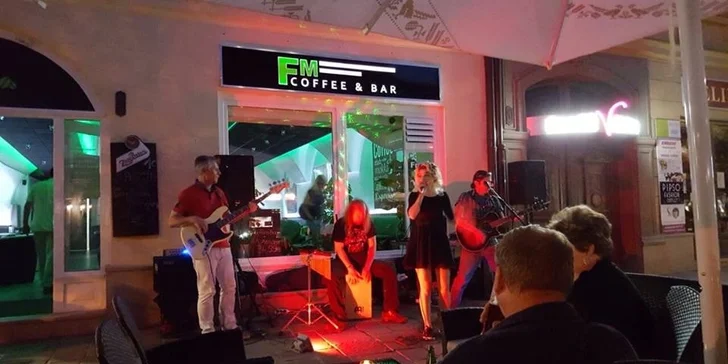 Svieže miešané alko a nealko drinky s čerstvým ovocím